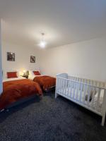 The Pines Villa 2, 6 beds, 2 Sofa beds, Northampton Centre, Home Cinema, Games & EV, Parking for 4, Sleeps 10 - Bed and Breakfast Northampton
