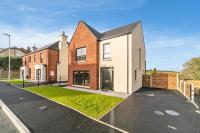 Modern Entire Home steps from the Train Station - B&B Newry