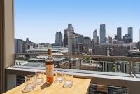 Docklands 2BR Apt Balcony Gym Pool Near CBD & MCG - Chambres d’hôtes Melbourne