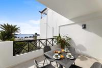 Tabaybas 7 Beachfront Pool Sea Views by Bayside - Chambres d'hôtes Puerto del Carmen