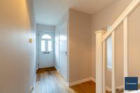 Camberley Spacious and Comfy 3 Bedroom Home, Next to Frimley Hospital with Parking - Chambres d'hôtes Frimley