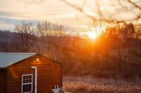Cedar Wrapped Cozy Villa Cabin - 4 miles from Trails - Bed and Breakfast Laurelville