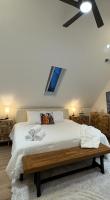 Chic Luxe Spa Retreat Light Filled King Bed Garage - B&B Chicago