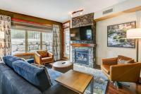 Stunning 2BR with Pool Hot Tub and Gym - Chambres d'hôtes Canmore