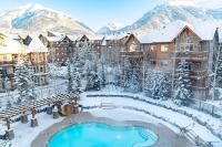 Stunning 2BR with Pool Hot Tub and Gym - Chambres d'hôtes Canmore