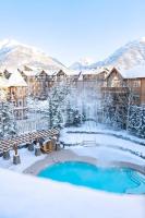 Stunning 2BR with Pool Hot Tub and Gym - Chambres d'hôtes Canmore