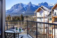 3BR Rockies Have Sleeps 8 with Hot Tub Pool and Mtn Views - B&B Canmore