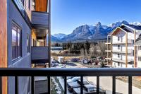 3BR Rockies Have Sleeps 8 with Hot Tub Pool and Mtn Views - B&B Canmore