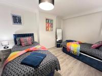 Grimsby Home Sleeps 9 with Free Parking - Ferienwohnung Bradley
