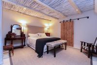 Habitación con cama extragrande.