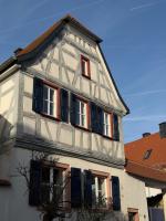 Art and Elegance, Family Friendly 2Bedroom Apartment near Frankfurt Airport, Free Parking - Chambres d'hôtes Flörsheim