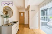 Quality Serviced Apartments in Camberley Town Centre, Free WiFi By Redwood Stays - B&B Camberley