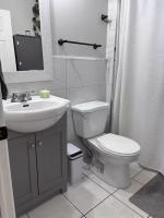 Private Room in Cozy Home with Free Parking - Ferienwohnung Toronto