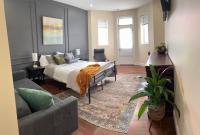 Habitación con cama grande y bañera de hidromasaje