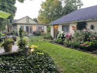 Modern French Cottage in Old Town The 506 - B&B Niagara-on-the-Lake