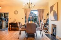 Spacious 4BR Bolton Home Garden & Free Parking - B&B Bolton