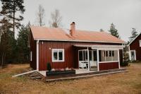 Stuga Värmland - Spacious Family Home by the Forest - Bed and Breakfast Gräsmark