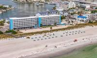 Beach, Gulf, and Bay Views plus 2 Balconies with Pool and Sleeps 6 - B&B Saint Pete Beach