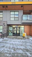 Family Modern 1BR and Den Condo - Apartment with City View, Downtown, Balcony, Free Parking & In-Suite Laundry! - B&B Calgary