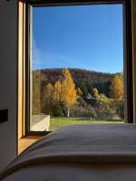 Kota Garana-Couples Mountain Hideaway with Hot Tub - Chambres d'hôtes Gărâna