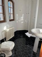 Tweepersoonskamer met 2 Aparte Bedden en Badkamer