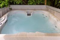 The Villa - Summer Retreat with Amazing Lake Views - B&B Taupo