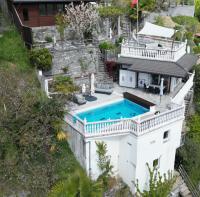 Ferienhaus Patrizia with a fantastic view of Lake Maggiore and the pool - B&B Gordola