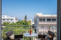 Massive 4BR Retro Apartment - 3 min Walk to Beach - B&B Kos