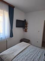 Habitación con cama extragrande y vistas a la montaña