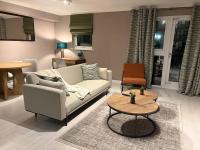 Stylish 1-Bed Riverside Views Near DLR Canary Wharf - B&B London