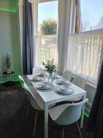 Spacious Apartments - 8ight Havens - Chambres d'hôtes Folkestone