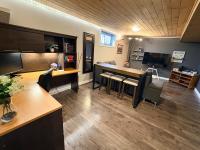 Private spacious oversized suite with free parking - B&B Kingston