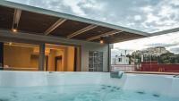 Senior 3 Bedroom Apt with outdoor hot tub and Acropolis view