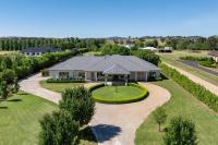 Putta Bucca Manor - Poised Poolside Country Living - Bed and Breakfast Mudgee