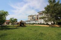 Idyllisches Apartment mit Kinderspielplatz vor dem Haus und nur 700 Meter zum Strand - B&B Poreč