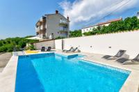 Lichtdurchflutetes Apartment nur 600 Meter zum Sandstrand mit Pool, Gym, Meerblick - Bed and Breakfast Crikvenica
