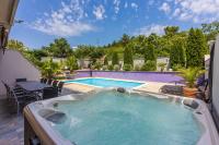 Exklusives Ferienhaus mit Privatpool, Whirlpool, Meerblick, Billard, Tischtennis, Fitnessgeräte - Ferienwohnung Crikvenica