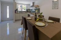 Idyllisches Stadthaus nur 450 Meter zum Strand mit Privatparkplatz und Grill - Chambres d'hôtes Crikvenica