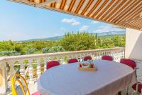 Charmantes Apartment nur 200 Meter zum Strand mit Parkplatz, Spülmaschine, Grillbereich - B&B Jadranovo