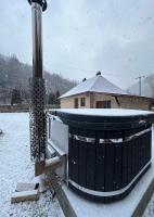 Mountain Cabin with a hot tub with jacuzzi jets - Ferienwohnung Poşaga de Sus