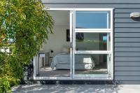 Burgundy Escape -Sunny house , Pool Access - Chambres d'hôtes Martinborough