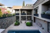 The Glasshouse, Contemporary 5BR Home with Pool & Rooftop - Bed and Breakfast San Miguel de Allende