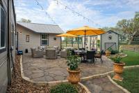 Cherry Creek Cottages | Peaceful Farm Stay • Fire Pit • Pet-Friendly • Room to Gather - B&B Hondo