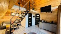 Secluded A-Frame Cabin with Private Hot Tub & Views - IezerVenture - B&B Șelari