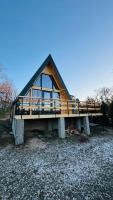 Secluded A-Frame Cabin with Private Hot Tub & Mountain View - IezerVenture - B&B Valea Mare Pravăț