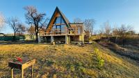 Scenic A-Frame Cabin with Private Hot Tub & Mountain View - IezerVenture - B&B Șelari