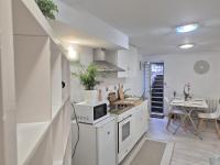 Light Spacious Basement Studio recently decorated in hosts house with private terrace and BBQ Ideal for The camino - Bed and Breakfast Zizur Mayor