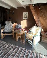 Historic Farmhouse In Scenic Isfjorden - Chambres d'hôtes Isfjorden