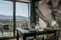 Estudio con vistas a las montañas