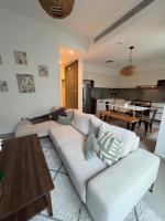 Bright & Stylish 4BR Villa - B&B Dubai